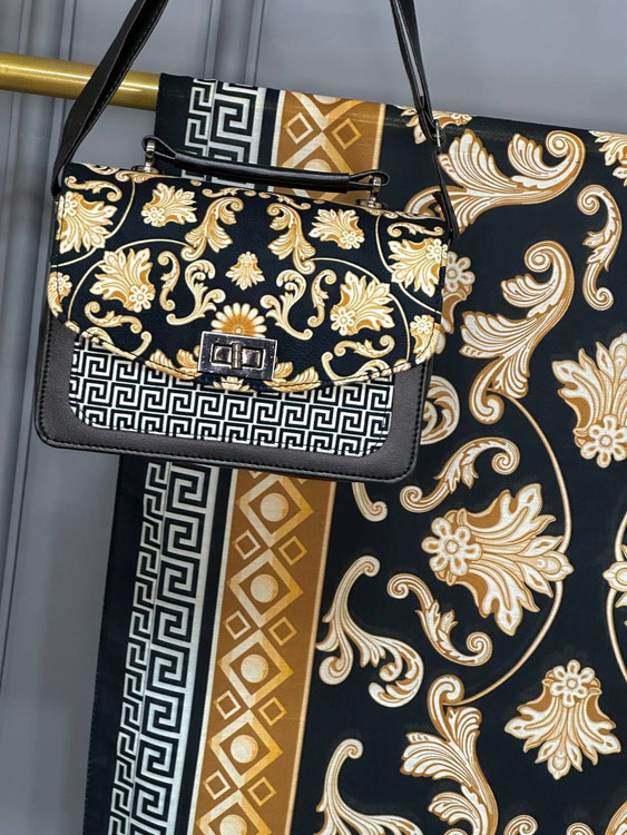 ورساچه طلایی با کیف متفاوت